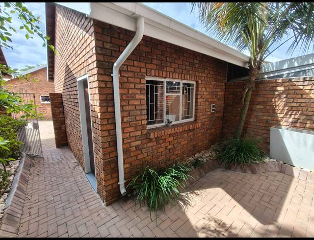 3 BEDROOM TOWNHOUSE FOR SALE IN SAFARI GARDENS